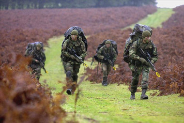 Patrol from the Italian Airborne 'Folgore' moving over hills in Mid-Wales. (35.05kb)