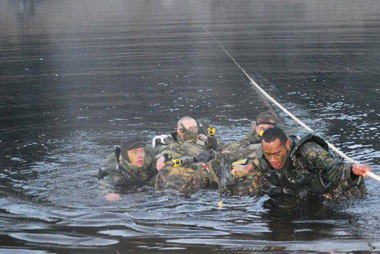Tactical Swim. Four man patrol crossing at Lynn Brianne Reservoir. (35.32kb)