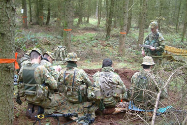 An Australian patrol issuing orders prior to starting the exercise. (53.23kb)